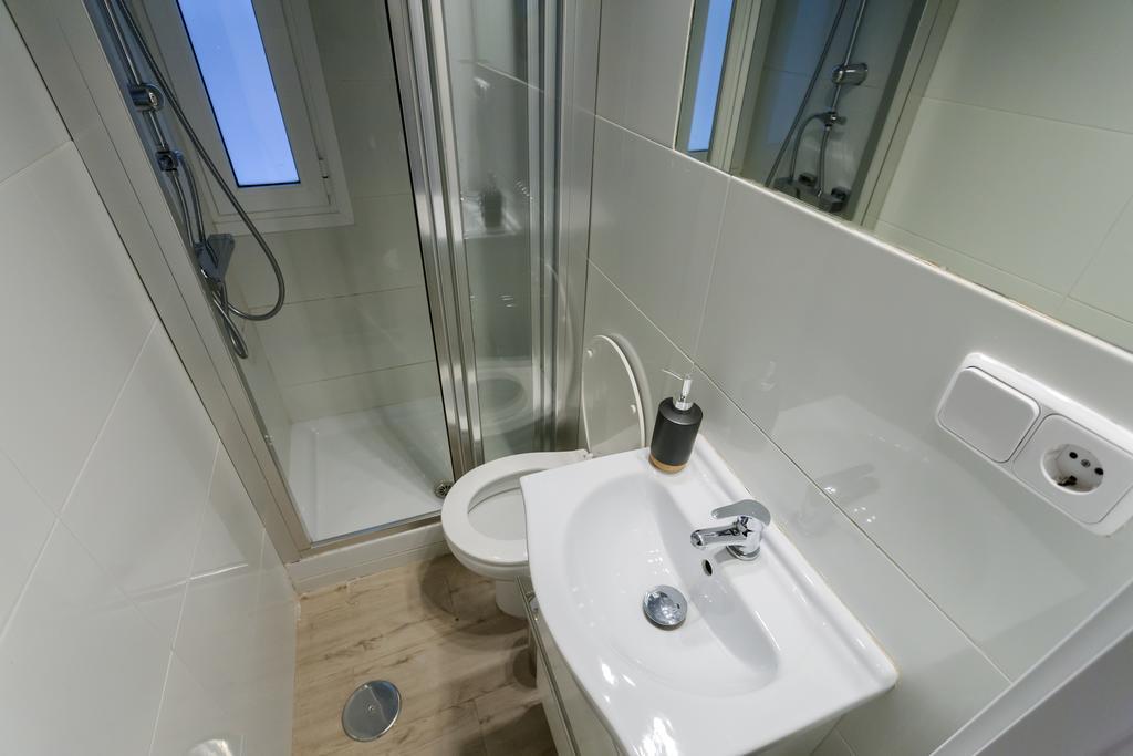Dobo Rooms Ronda De Segovia Madrid Bagian luar foto