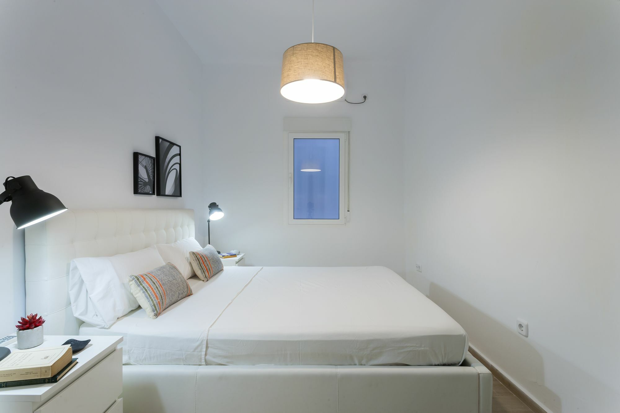 Dobo Rooms Ronda De Segovia Madrid Bagian luar foto