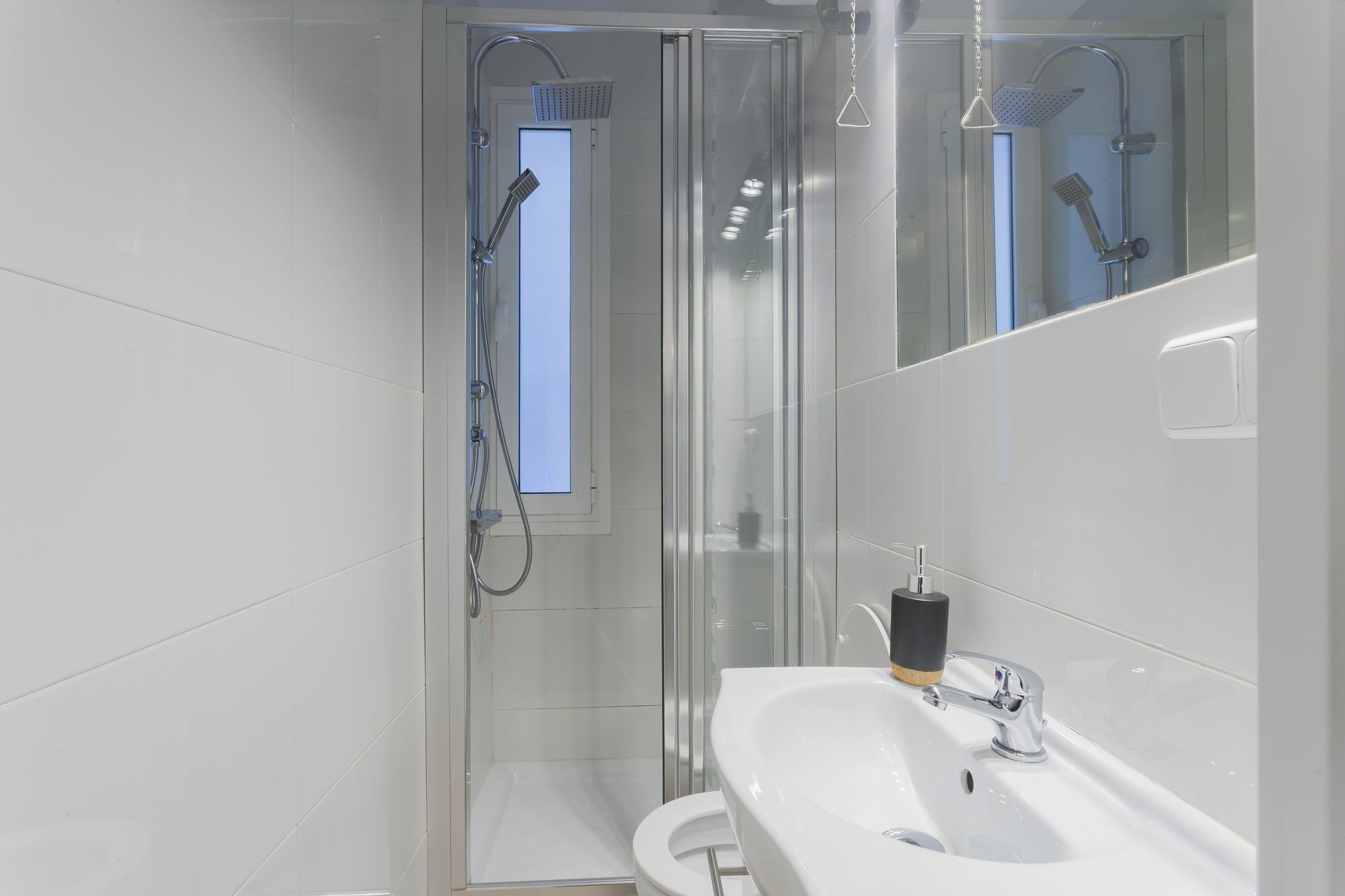 Dobo Rooms Ronda De Segovia Madrid Bagian luar foto